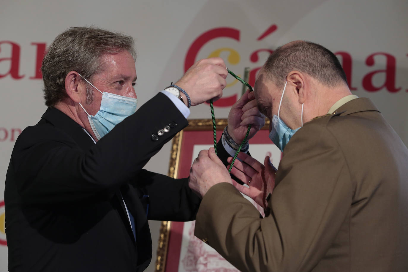 El teniente general Jefe de la UME, Luis Manuel Martínez Meijide, recibe la Medalla de Oro que la Cámara de Comercio de León otorga a la entidad de la mano de su presidente, Javier Vega, con la asistencia de diversas autoridades y representantes institucionales. 