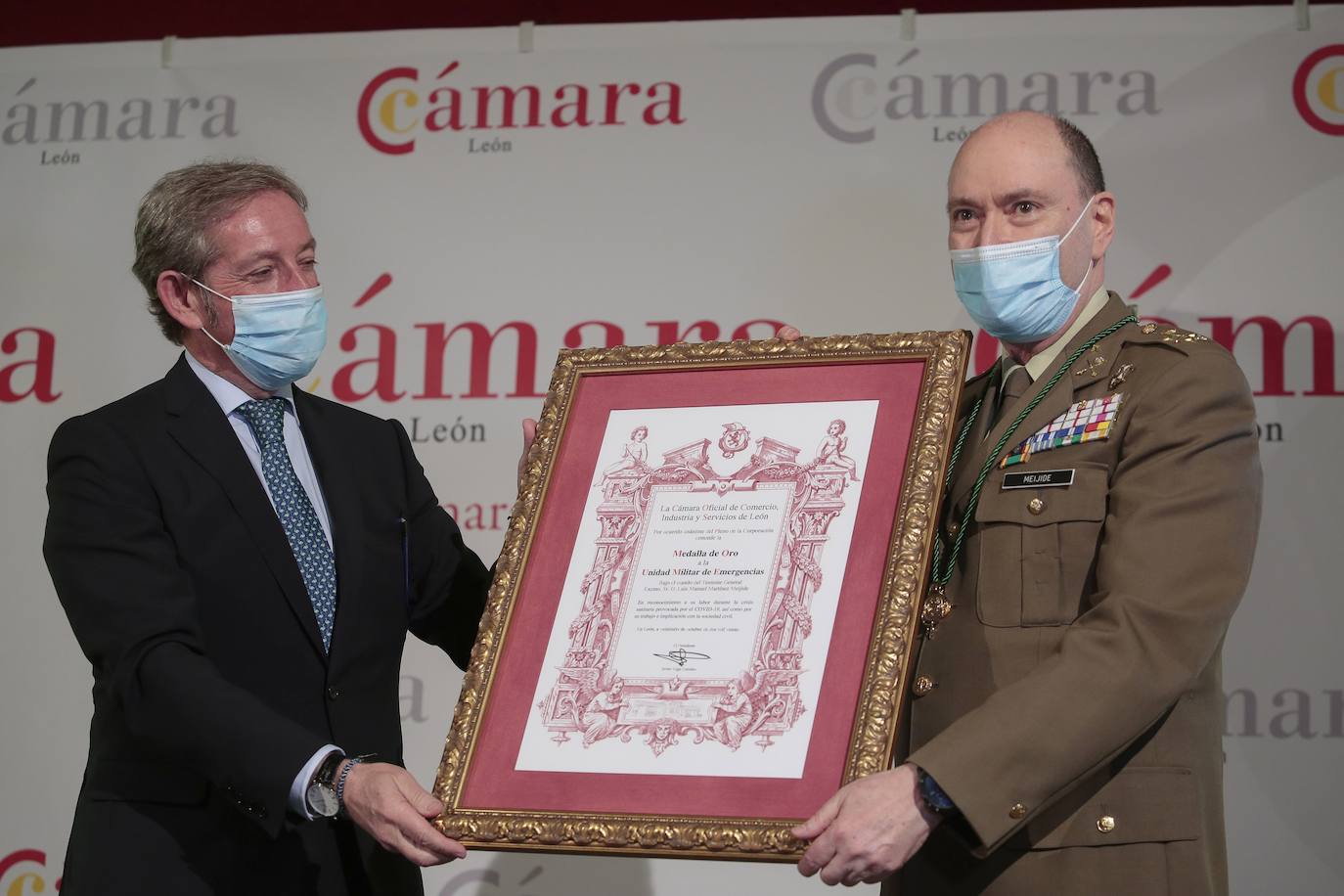 El teniente general Jefe de la UME, Luis Manuel Martínez Meijide, recibe la Medalla de Oro que la Cámara de Comercio de León otorga a la entidad de la mano de su presidente, Javier Vega, con la asistencia de diversas autoridades y representantes institucionales. 