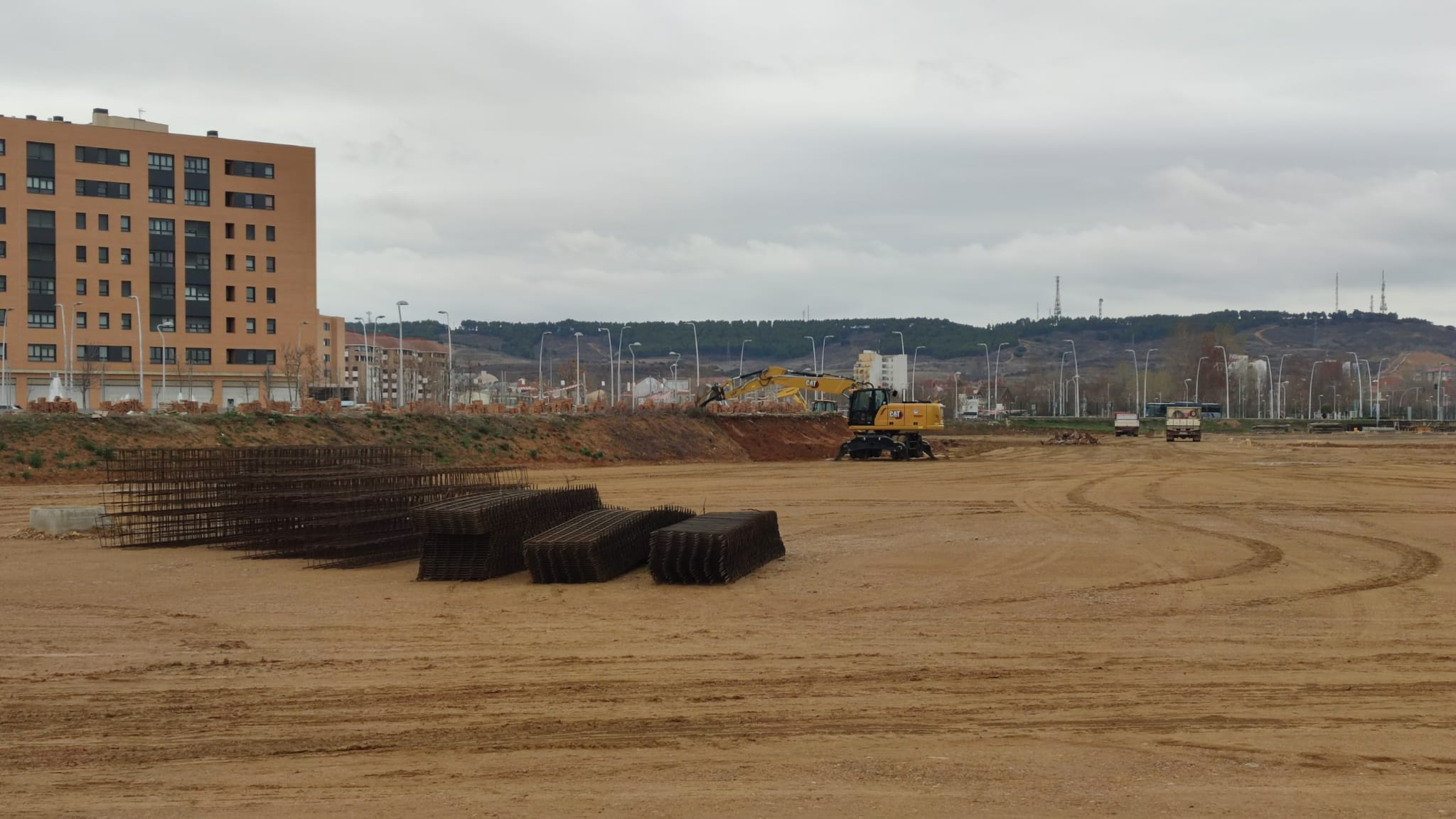 León estrenará en un año un nuevo centro comercial en La Lastra con 18.000 metros cuadrados. La promotora leonesa Oalma Center comienza la construcción del nuevo centro comercial con una inversión de 2,5 millones de euros. Tendrá un desarrollo 'por contenedores' y acogerá instalaciones deportivas, de alimentación, recreativas y una gasolinera. 