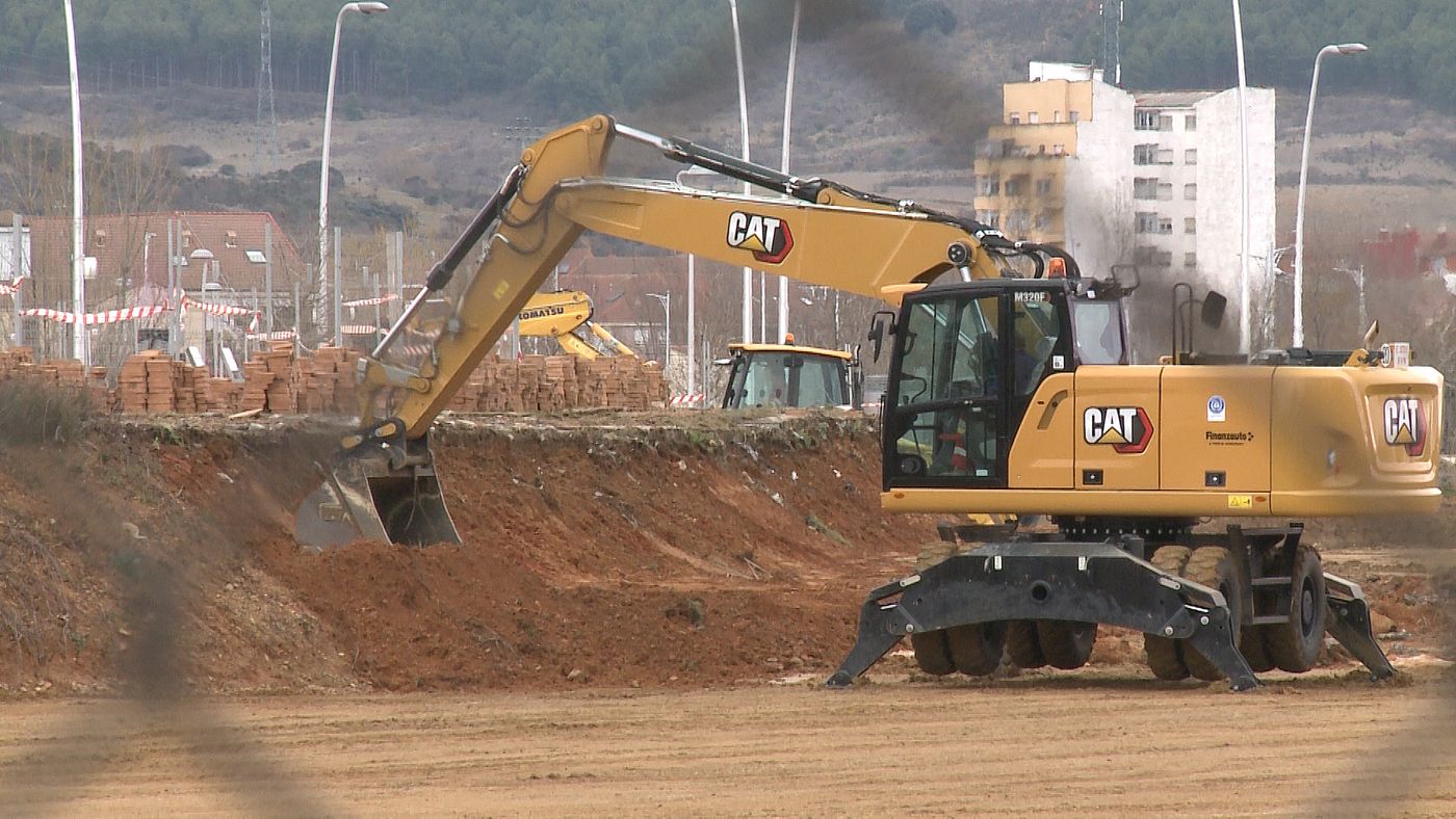 León estrenará en un año un nuevo centro comercial en La Lastra con 18.000 metros cuadrados. La promotora leonesa Oalma Center comienza la construcción del nuevo centro comercial con una inversión de 2,5 millones de euros. Tendrá un desarrollo 'por contenedores' y acogerá instalaciones deportivas, de alimentación, recreativas y una gasolinera. 