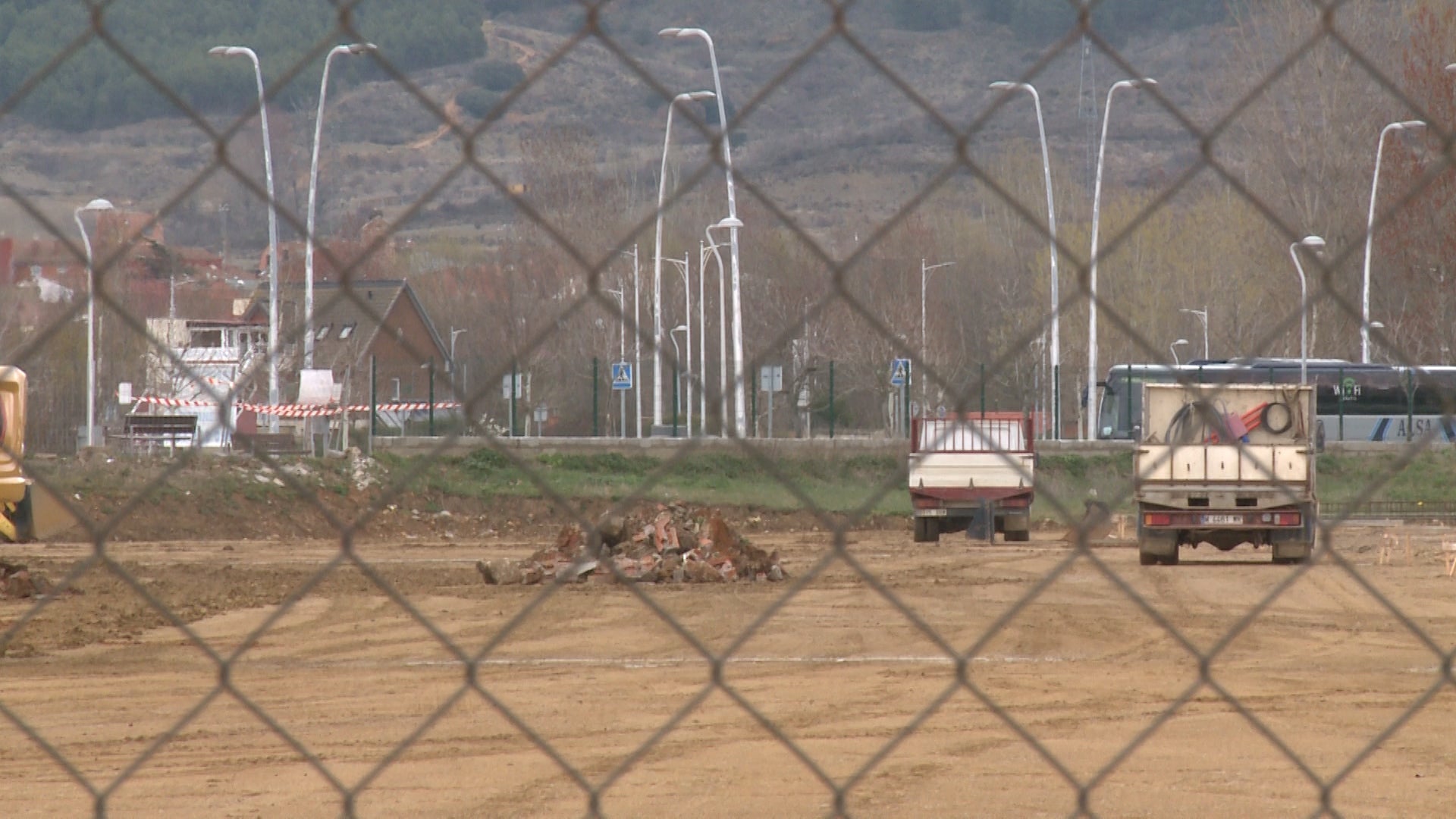 León estrenará en un año un nuevo centro comercial en La Lastra con 18.000 metros cuadrados. La promotora leonesa Oalma Center comienza la construcción del nuevo centro comercial con una inversión de 2,5 millones de euros. Tendrá un desarrollo 'por contenedores' y acogerá instalaciones deportivas, de alimentación, recreativas y una gasolinera. 