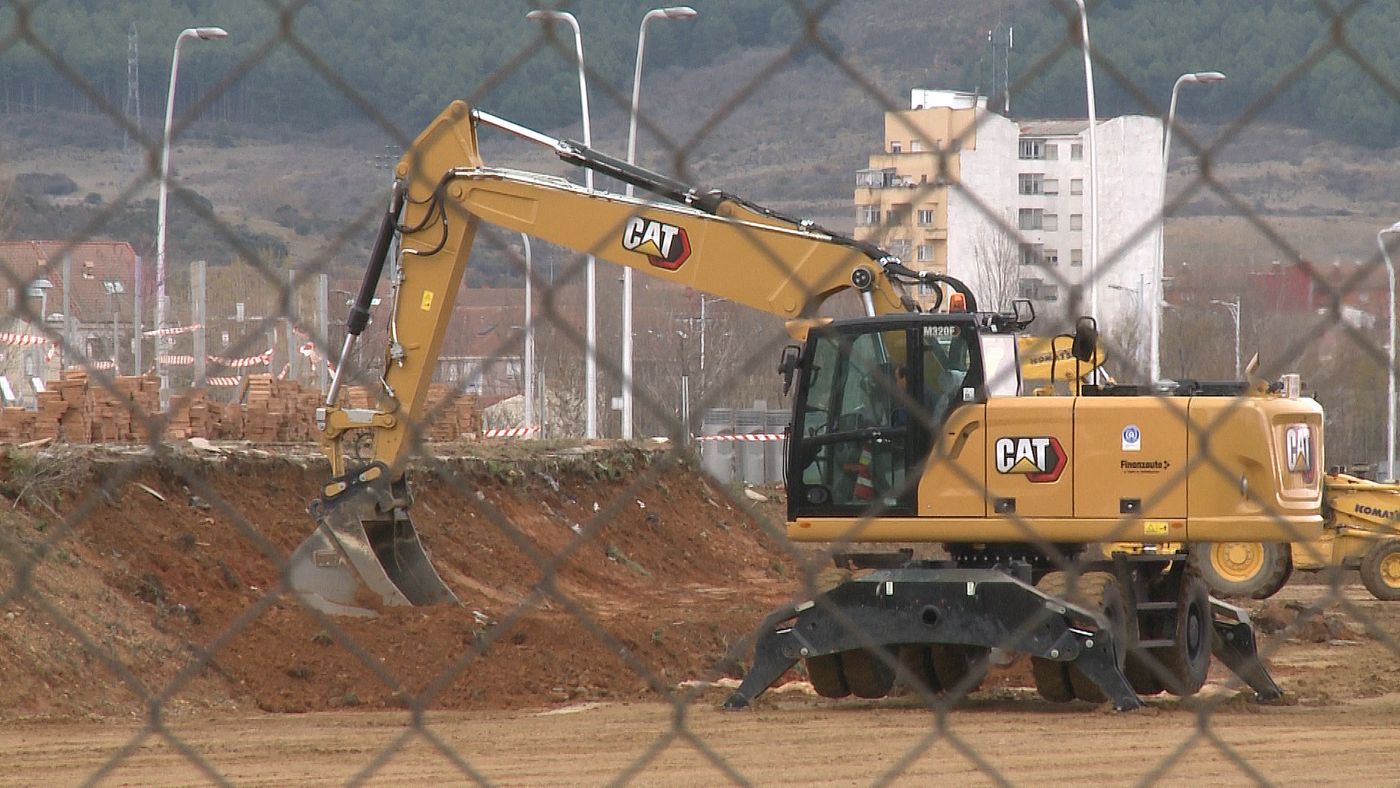 León estrenará en un año un nuevo centro comercial en La Lastra con 18.000 metros cuadrados. La promotora leonesa Oalma Center comienza la construcción del nuevo centro comercial con una inversión de 2,5 millones de euros. Tendrá un desarrollo 'por contenedores' y acogerá instalaciones deportivas, de alimentación, recreativas y una gasolinera. 