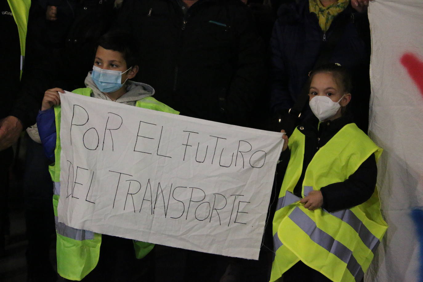 Los manifestantes se concentran ante el ayuntamiento de la capital para exigir que se les escuche.