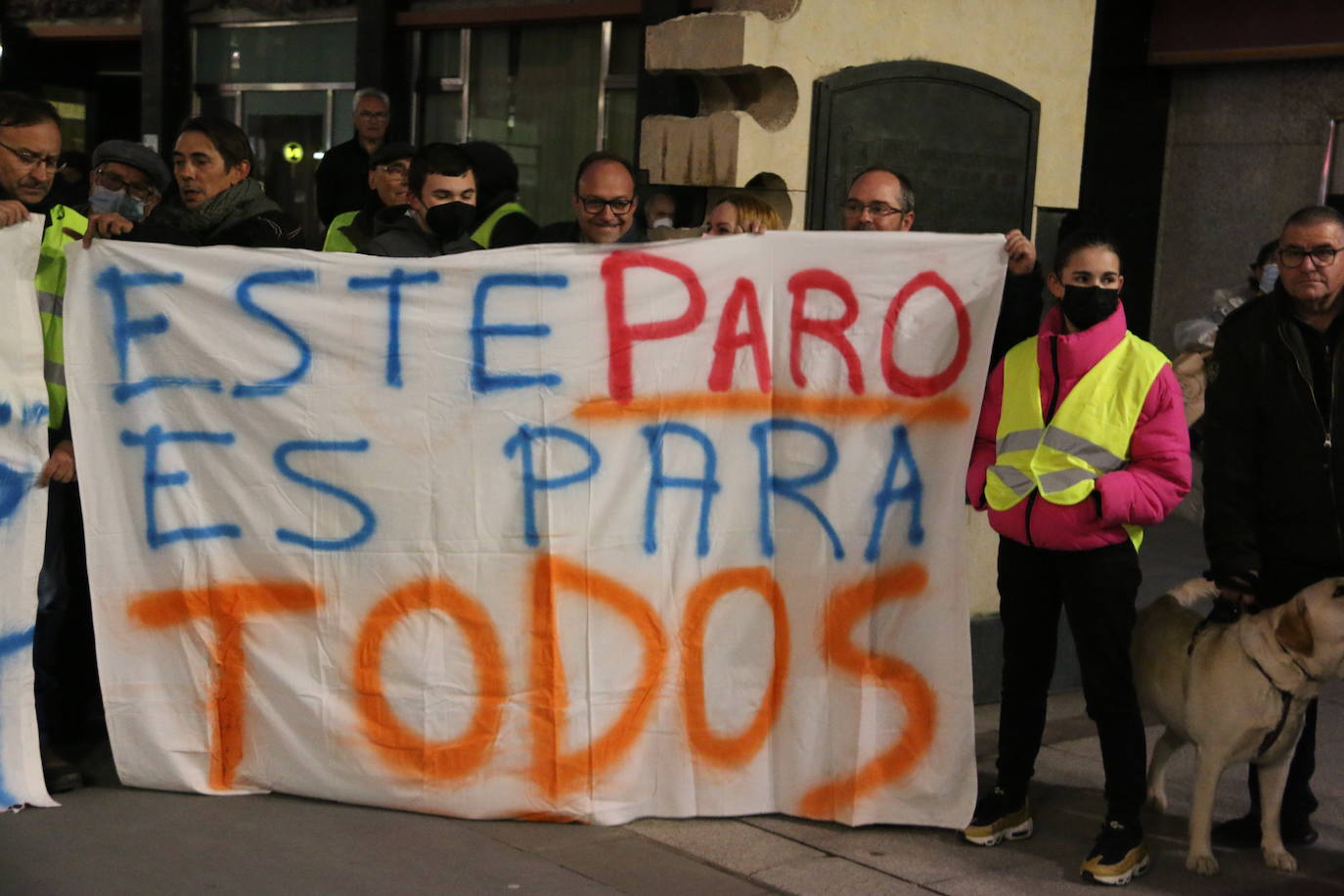 Los manifestantes se concentran ante el ayuntamiento de la capital para exigir que se les escuche.