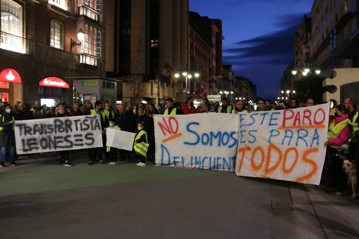 Los manifestantes se concentran ante el ayuntamiento de la capital para exigir que se les escuche.