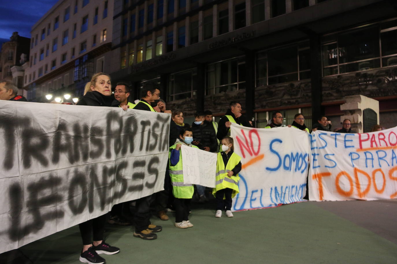 Los manifestantes se concentran ante el ayuntamiento de la capital para exigir que se les escuche.