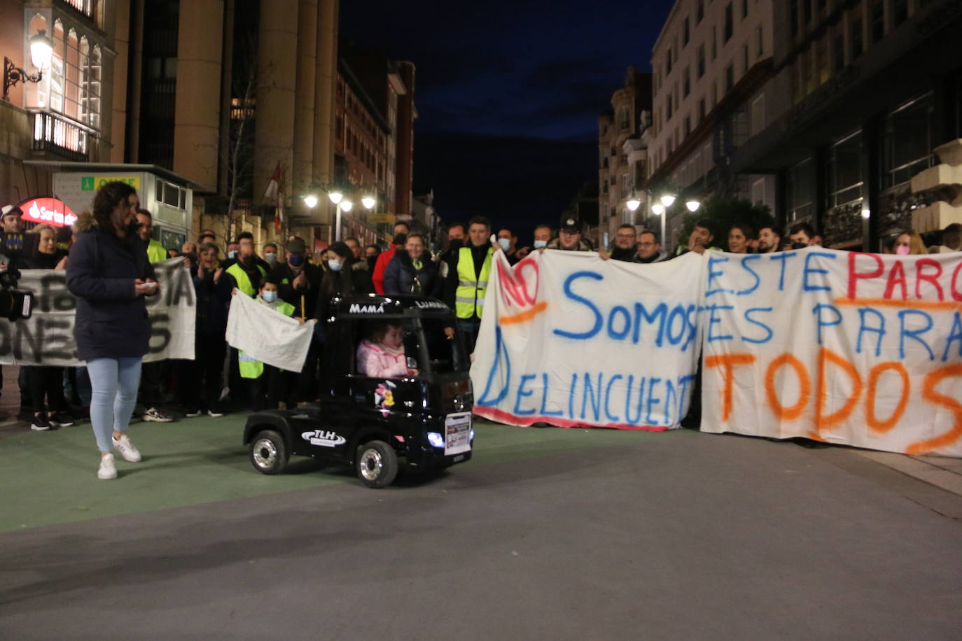 Los manifestantes se concentran ante el ayuntamiento de la capital para exigir que se les escuche.