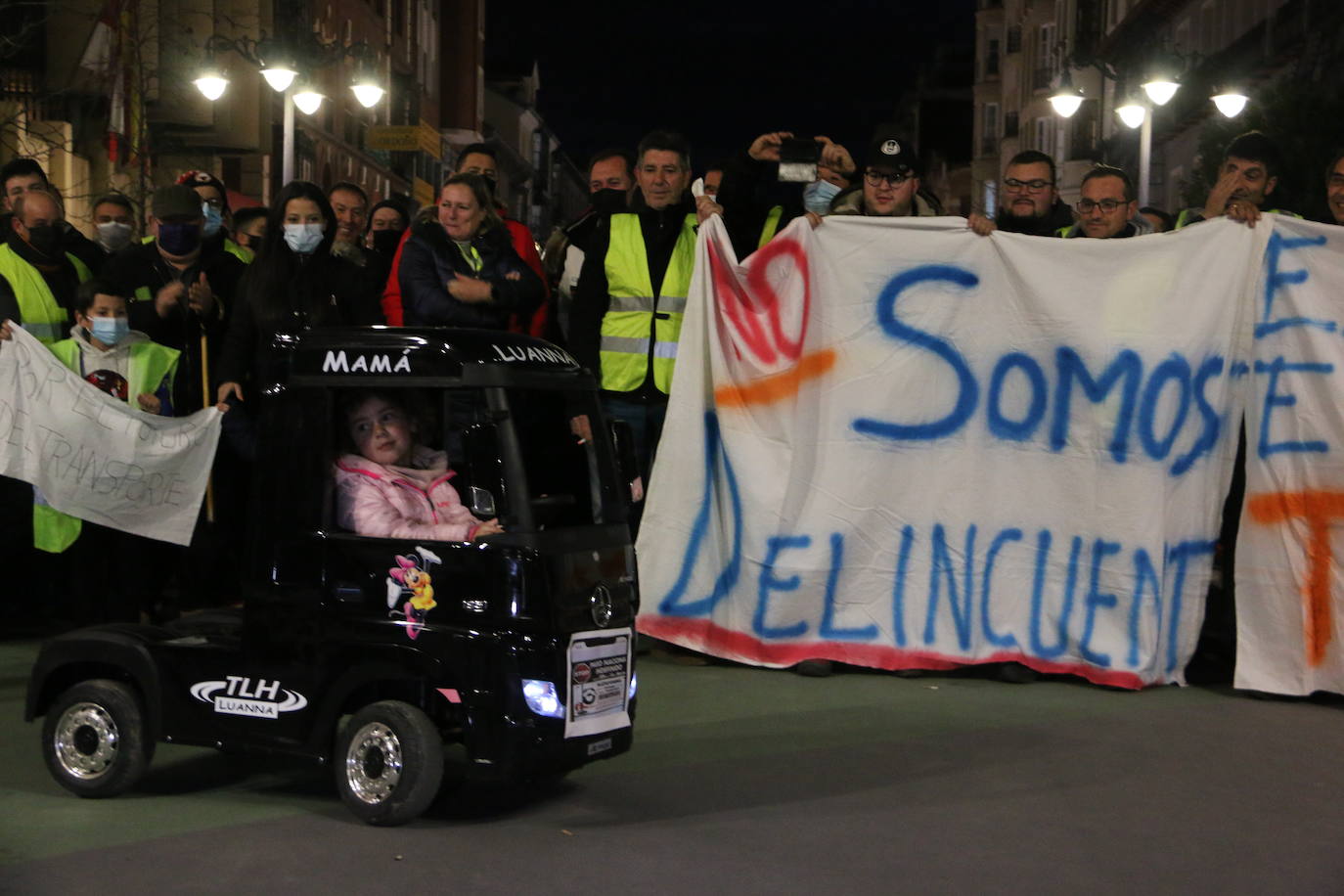 Los manifestantes se concentran ante el ayuntamiento de la capital para exigir que se les escuche.