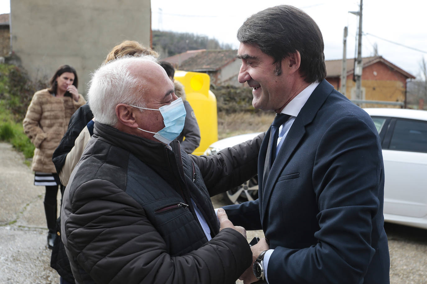 El consejero de Fomento y Medio Ambiente visita una vivienda restaurada a través del programa Rehabitare en Valderrueda.