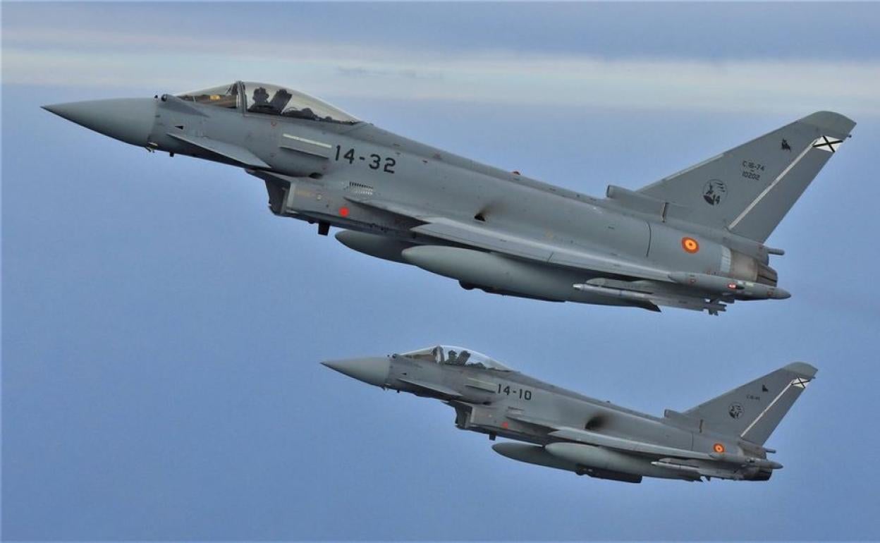 Dos aviones modelo Eurofighter del Ala 14, durante uno de sus ejercicios. 