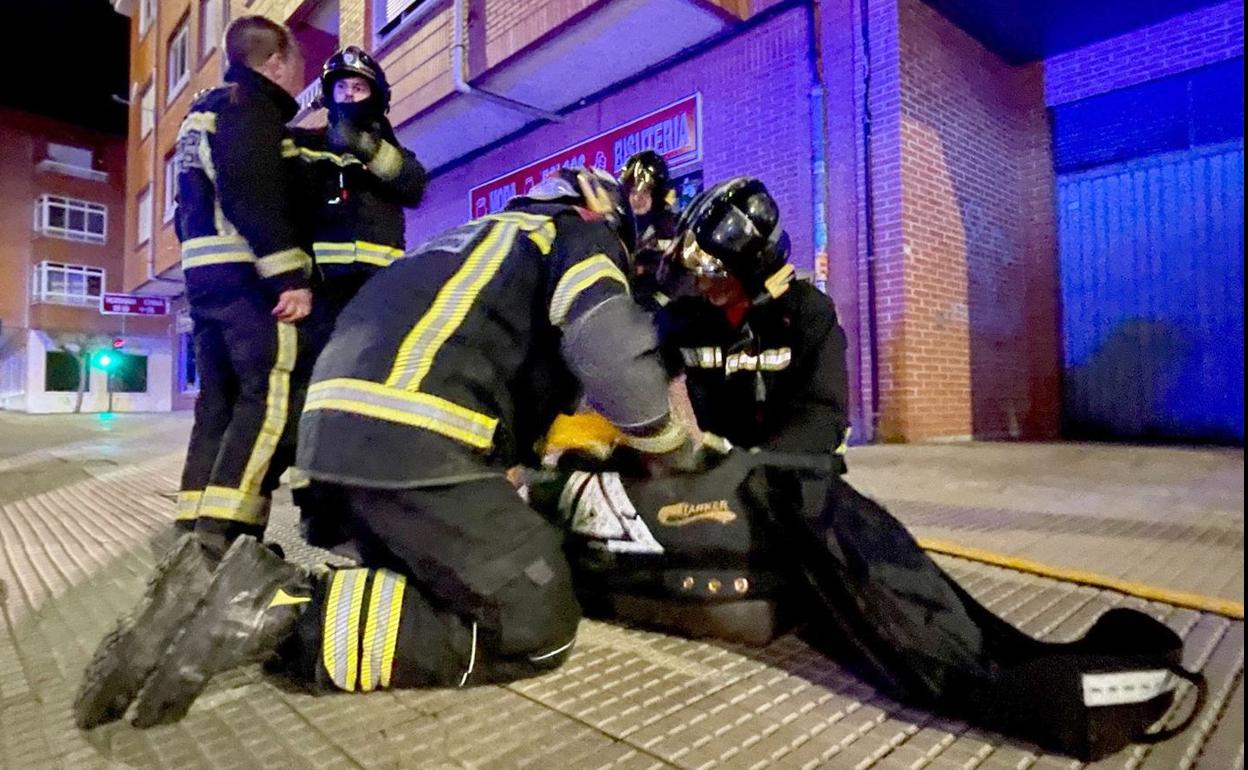 Bomberos de León intervienen en el lugar del suceso. 