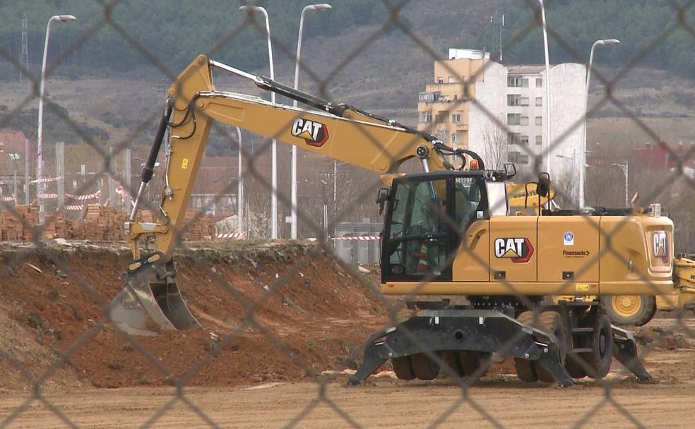 León estrenará en un año un nuevo centro comercial en La Lastra con 18.000 metros cuadrados. En la imagen, los primeros movimientos de tierra este miércoles. 