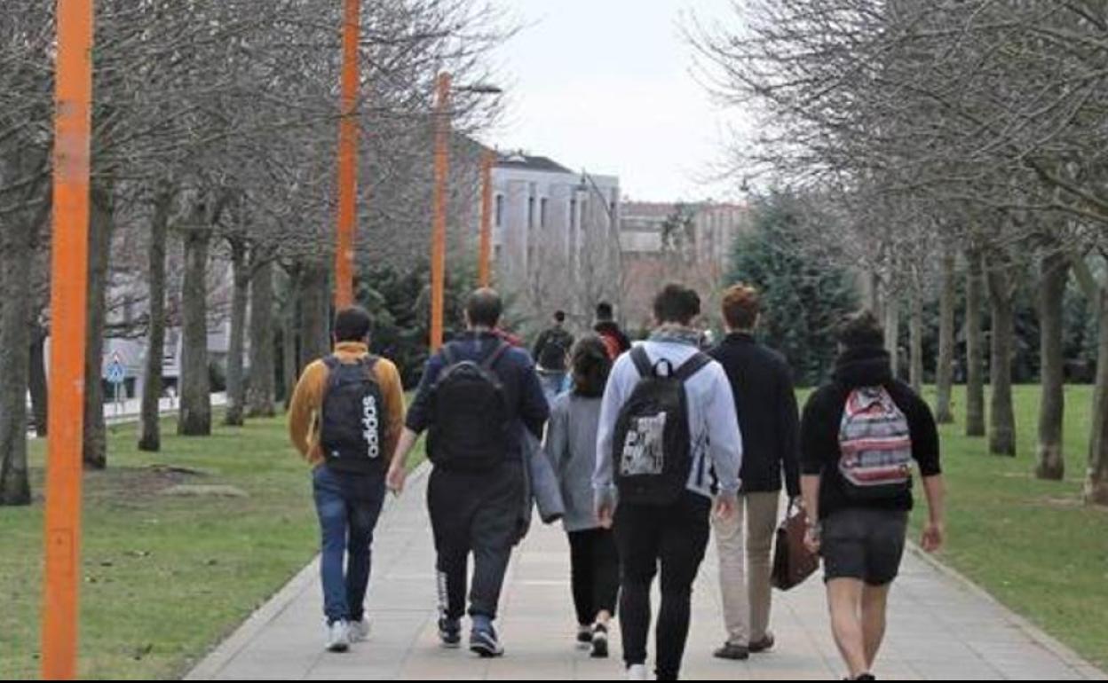 Un grupo de alumnos pasea por el campus universitario.