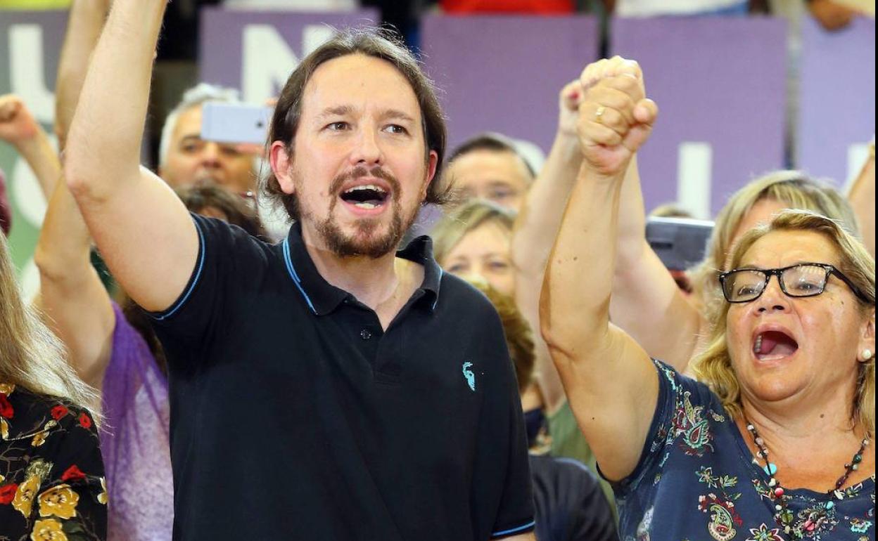 Pablo Iglesias y Meri Pita, en un acto de campaña en 2019. 