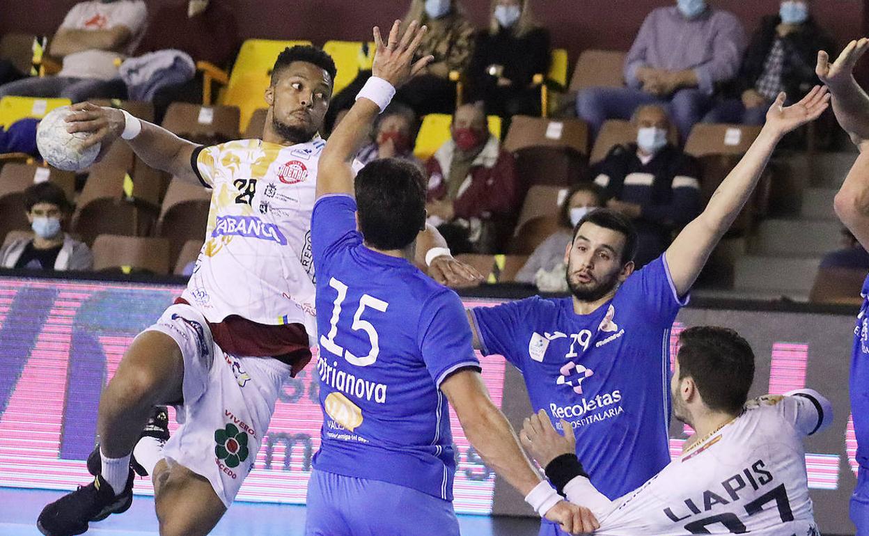 Leandro Semedo, en un partido con Abanca Ademar.