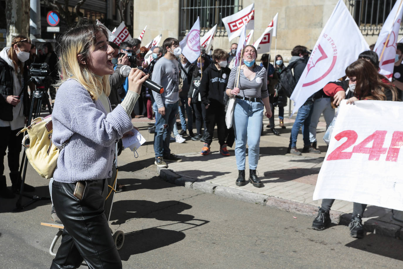 Los sindicatos Frente de Estudiantes y Estudiantes en Movimiento se concentran frente a la Subdelegación del Gobierno de León con motivo de la huelga general en institutos, centros de FP y Universidades