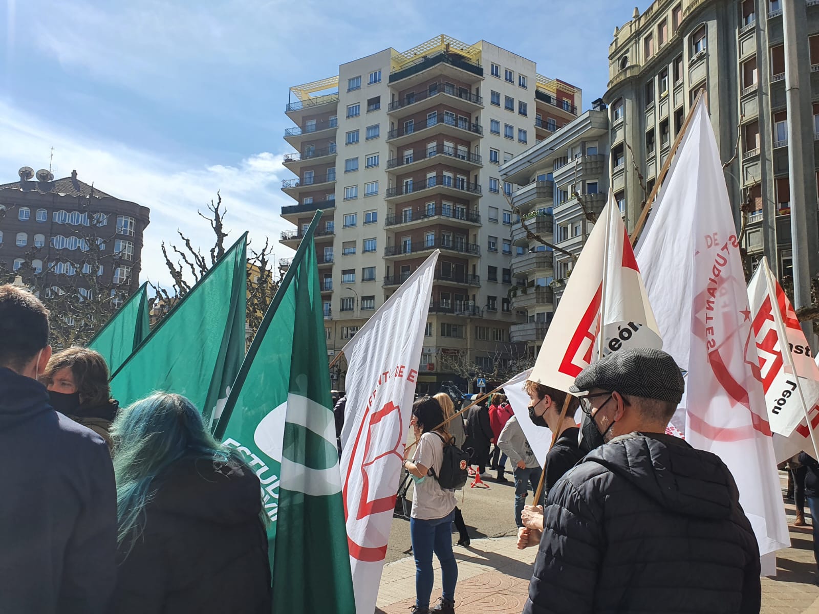 Los sindicatos Frente de Estudiantes y Estudiantes en Movimiento se concentran frente a la Subdelegación del Gobierno de León con motivo de la huelga general en institutos, centros de FP y Universidades