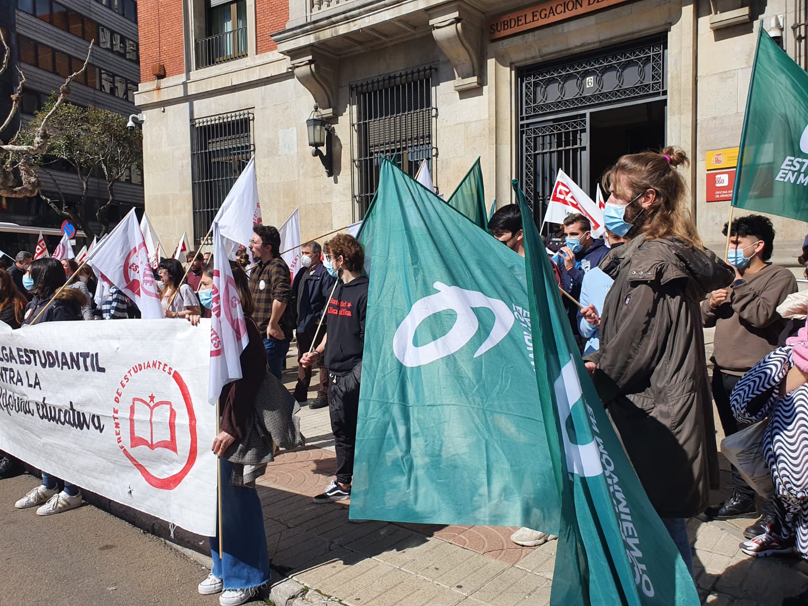 Los sindicatos Frente de Estudiantes y Estudiantes en Movimiento se concentran frente a la Subdelegación del Gobierno de León con motivo de la huelga general en institutos, centros de FP y Universidades