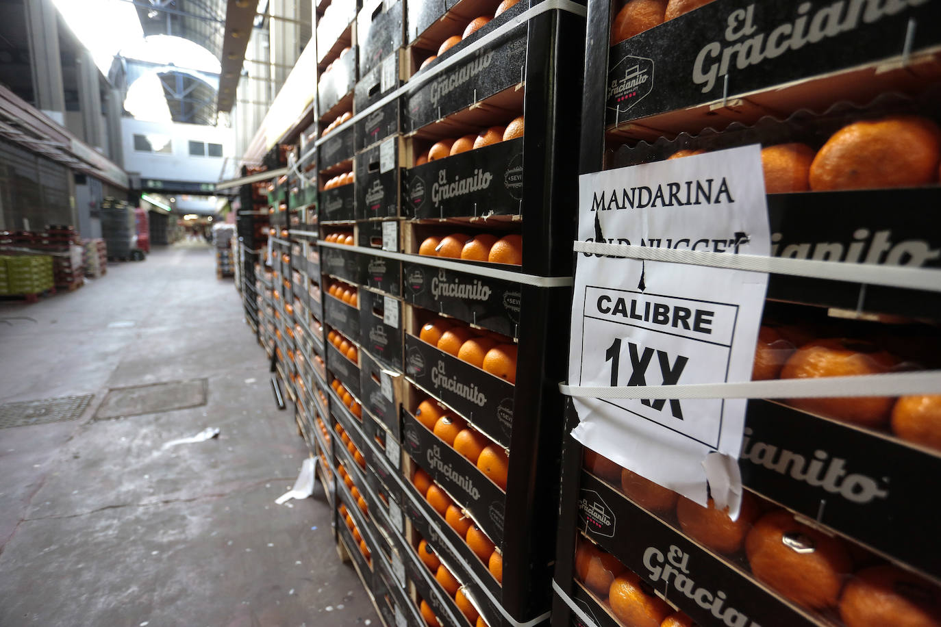 Mercaleón recibe mercancías para garantizar el abastecimiento tanto de pescado como de frutas, hortalizas y carnes.