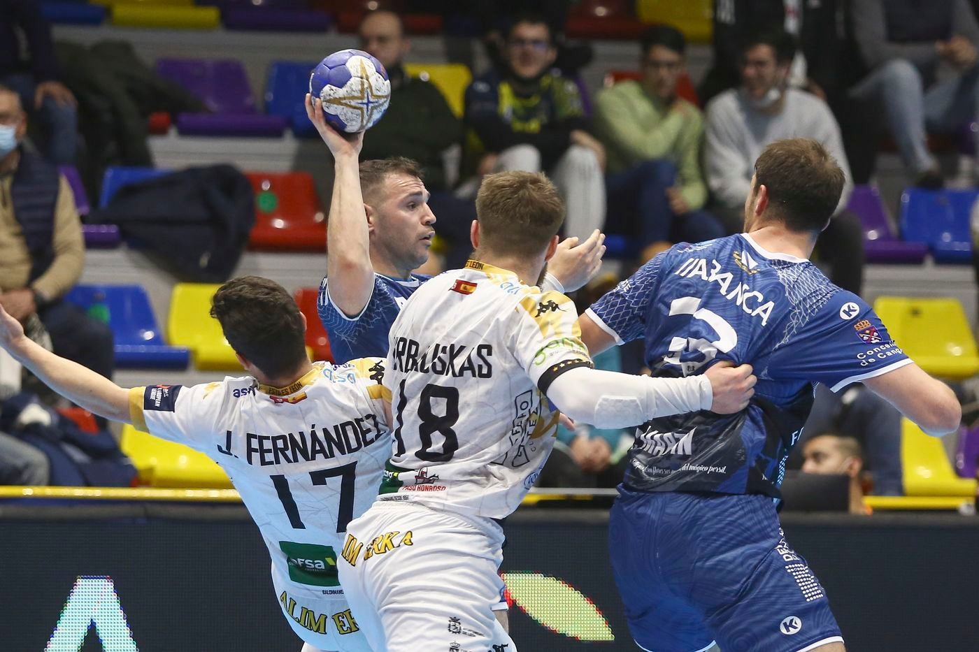 El Abanca Ademar tropieza en el primer peldaño de la Copa del Rey. El equipo de Manolo Cadenas cae (33-32) ante Cangas en la última acción del partido en un encuentro igualado que se decidió por acciones individuales. Debut sin fortuna para Aidenas Malašinskas. 