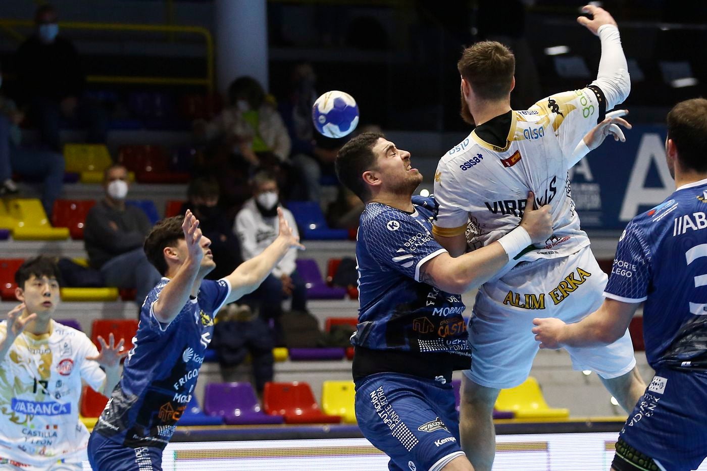 El Abanca Ademar tropieza en el primer peldaño de la Copa del Rey. El equipo de Manolo Cadenas cae (33-32) ante Cangas en la última acción del partido en un encuentro igualado que se decidió por acciones individuales. Debut sin fortuna para Aidenas Malašinskas. 