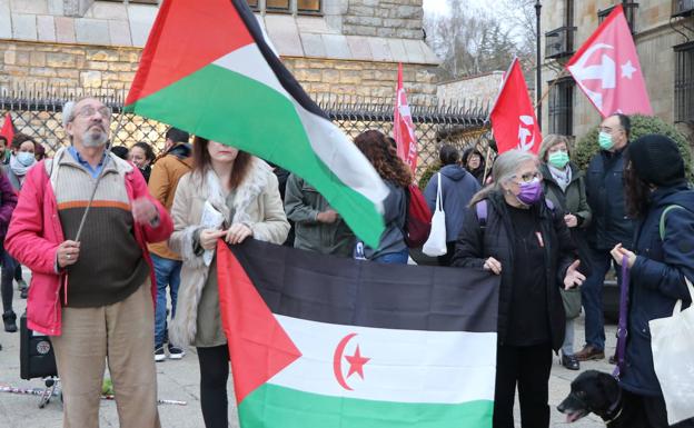 Cerca de medio centenar de personas se concentran en Botines para mostrar su apoyo al pueblo saharaui.