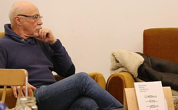 Miguel Rojo presenta en León sus último libro, 'Pequeños barcos a la deriva'.