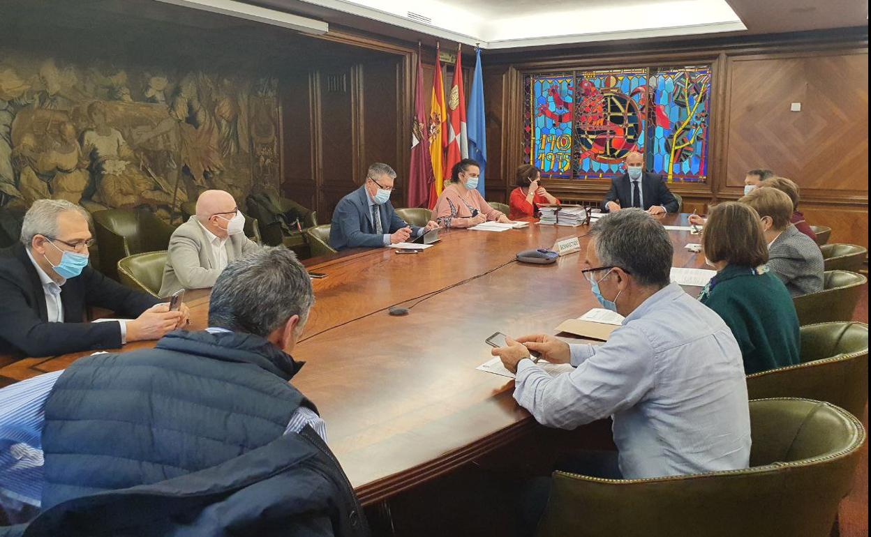 Celebración de la junta de gobierno local en el Ayuntamiento de León.