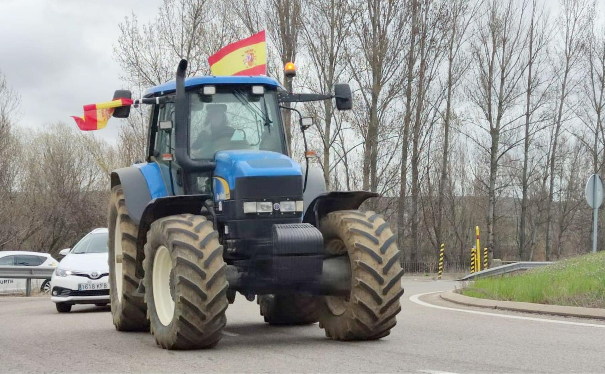 Tractores y taxi se han sumado este viernes a la protesta de los transportistas leoneses en la capital. 