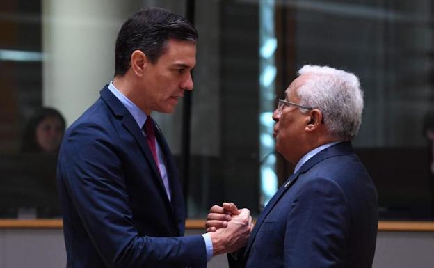 Pedro Sánchez saluda a António Costa, primer ministro portugués.