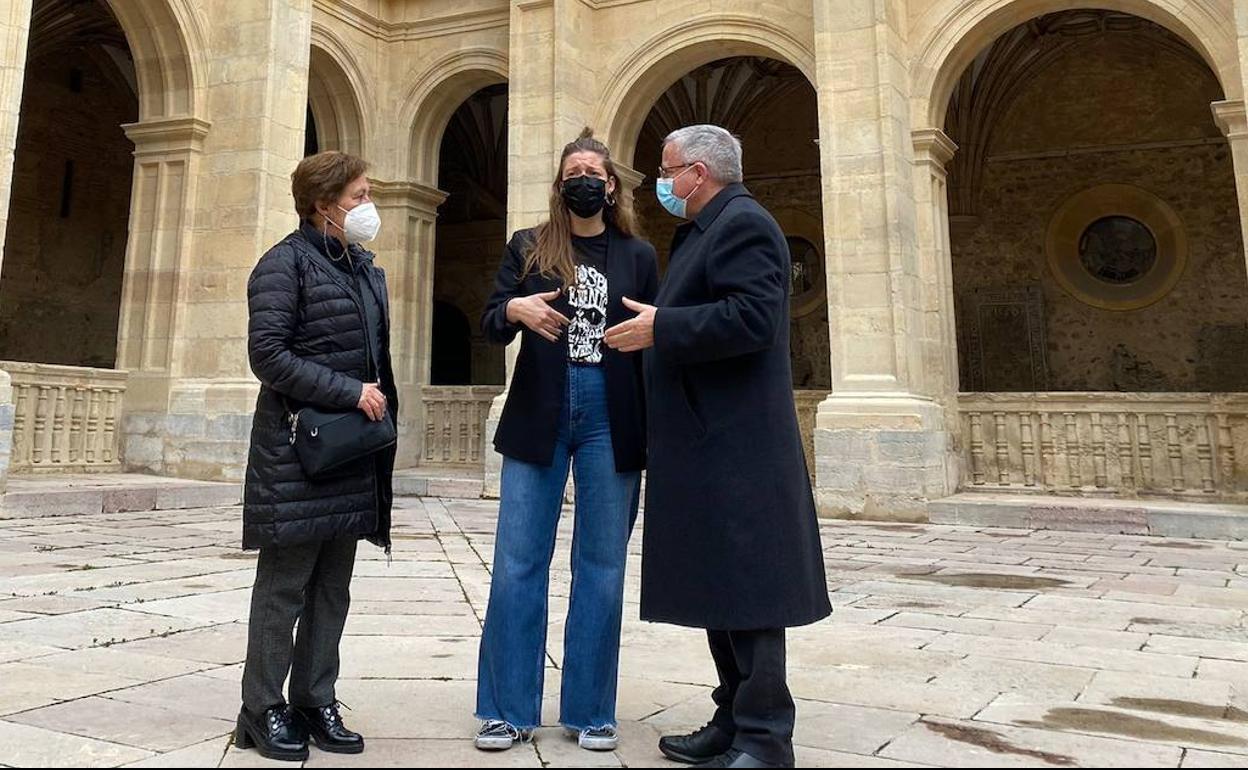 La delegada territorial en funciones, Ester Muñoz, ha realizado una visita institucional a la Real Colegiata de San Isidoro