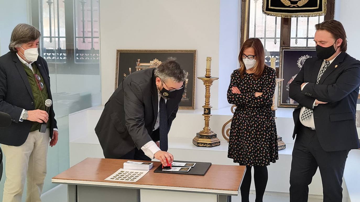 Nuestra Señora de las Angustias y Soledad, la cofradía vas longeva de León, presenta sello y matasellos propio en la antesala de la Semana Santa. El afán coleccionista de Gonzalo González Cayón permite desarrollar la iniciativa que coincide con una exposición filatélica en San Marcelo. 