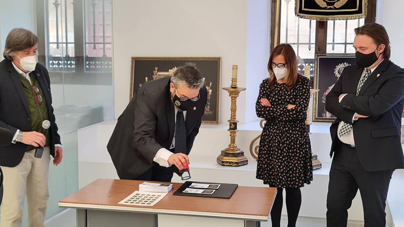 Nuestra Señora de las Angustias y Soledad, la cofradía vas longeva de León, presenta sello y matasellos propio en la antesala de la Semana Santa. El afán coleccionista de Gonzalo González Cayón permite desarrollar la iniciativa que coincide con una exposición filatélica en San Marcelo. 