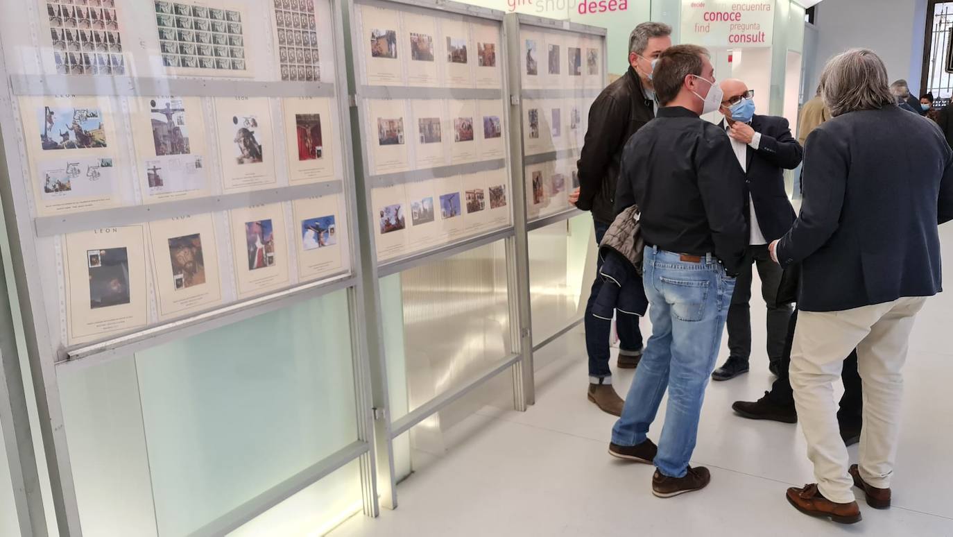 Nuestra Señora de las Angustias y Soledad, la cofradía vas longeva de León, presenta sello y matasellos propio en la antesala de la Semana Santa. El afán coleccionista de Gonzalo González Cayón permite desarrollar la iniciativa que coincide con una exposición filatélica en San Marcelo. 