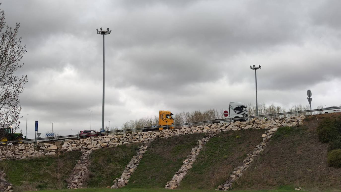 Los transporte leonés rechaza el acuerdo, mantiene las protestas y el taxi y la agricultura se suman. El sector en la provincia de León mantiene activo el paro que mantiene 'movilizado' a cerca de 1.500 camiones. Los transportistas han vuelto a recorrer de nuevo las arterias periféricas de la ciudad. 