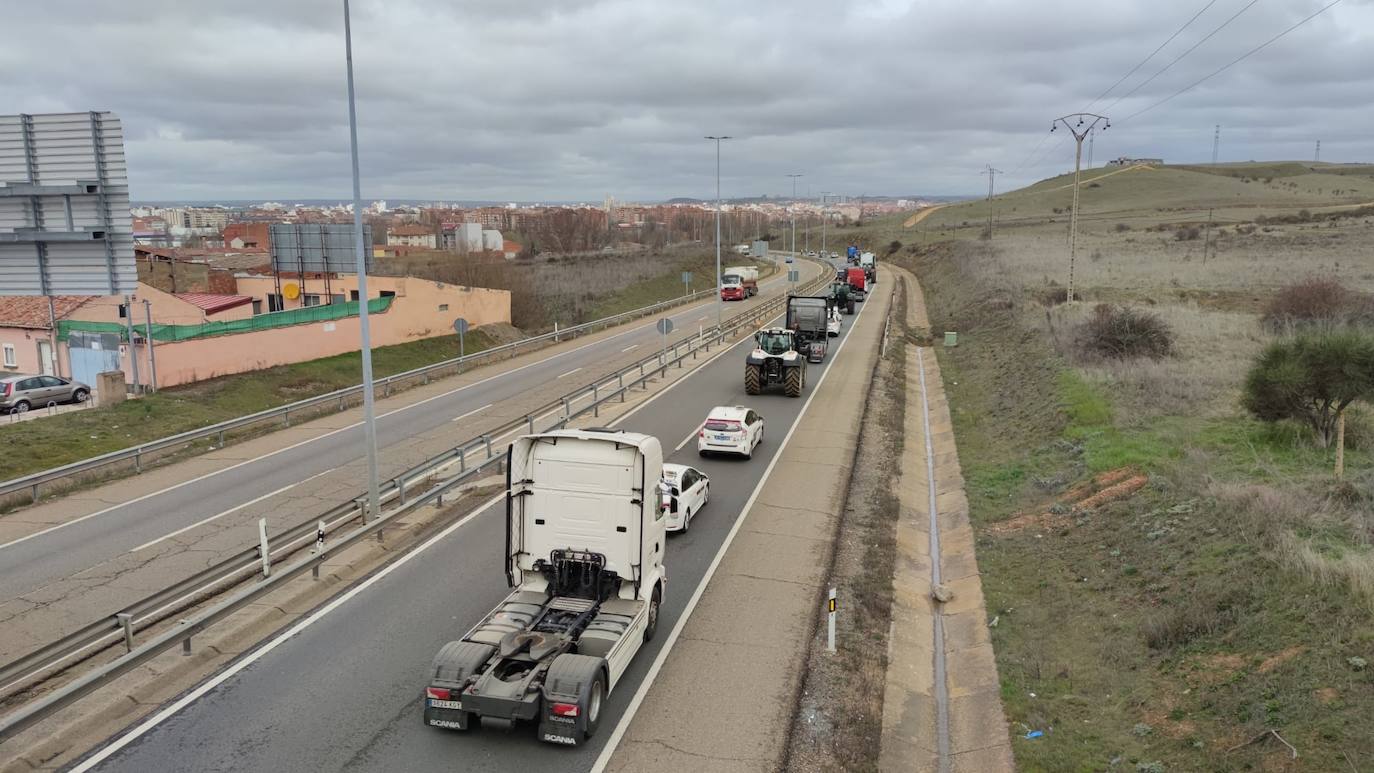 Los transporte leonés rechaza el acuerdo, mantiene las protestas y el taxi y la agricultura se suman. El sector en la provincia de León mantiene activo el paro que mantiene 'movilizado' a cerca de 1.500 camiones. Los transportistas han vuelto a recorrer de nuevo las arterias periféricas de la ciudad. 