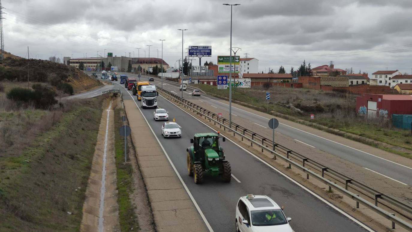 Los transporte leonés rechaza el acuerdo, mantiene las protestas y el taxi y la agricultura se suman. El sector en la provincia de León mantiene activo el paro que mantiene 'movilizado' a cerca de 1.500 camiones. Los transportistas han vuelto a recorrer de nuevo las arterias periféricas de la ciudad. 