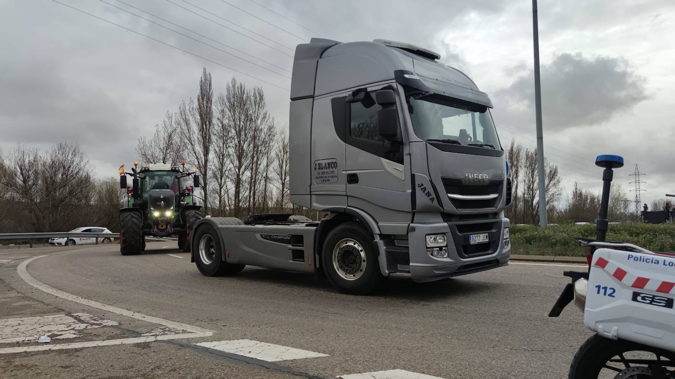 Los transporte leonés rechaza el acuerdo, mantiene las protestas y el taxi y la agricultura se suman. El sector en la provincia de León mantiene activo el paro que mantiene 'movilizado' a cerca de 1.500 camiones. Los transportistas han vuelto a recorrer de nuevo las arterias periféricas de la ciudad. 