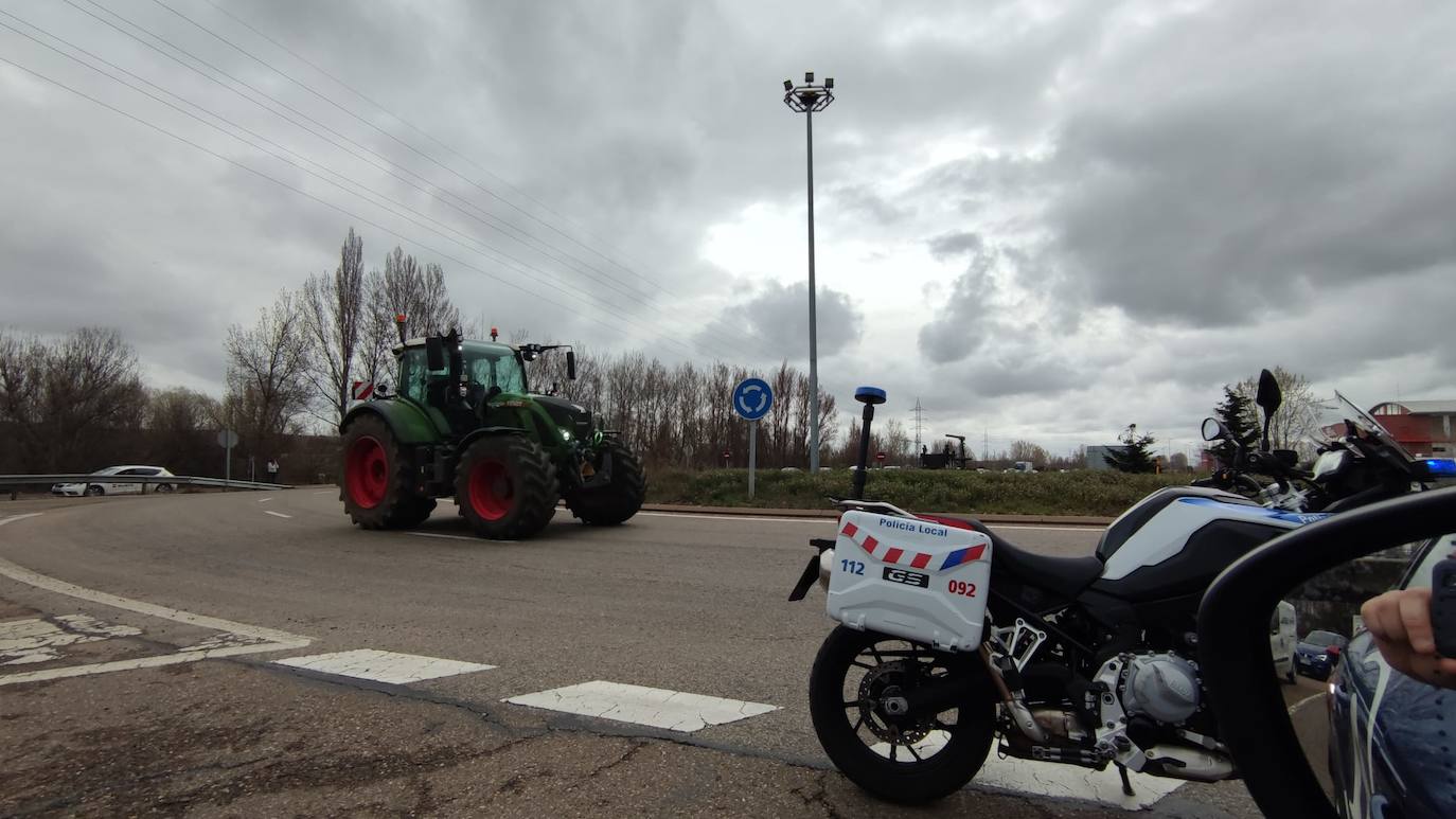 Los transporte leonés rechaza el acuerdo, mantiene las protestas y el taxi y la agricultura se suman. El sector en la provincia de León mantiene activo el paro que mantiene 'movilizado' a cerca de 1.500 camiones. Los transportistas han vuelto a recorrer de nuevo las arterias periféricas de la ciudad. 