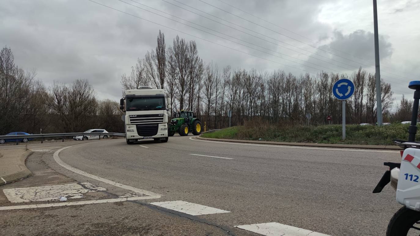 Los transporte leonés rechaza el acuerdo, mantiene las protestas y el taxi y la agricultura se suman. El sector en la provincia de León mantiene activo el paro que mantiene 'movilizado' a cerca de 1.500 camiones. Los transportistas han vuelto a recorrer de nuevo las arterias periféricas de la ciudad. 