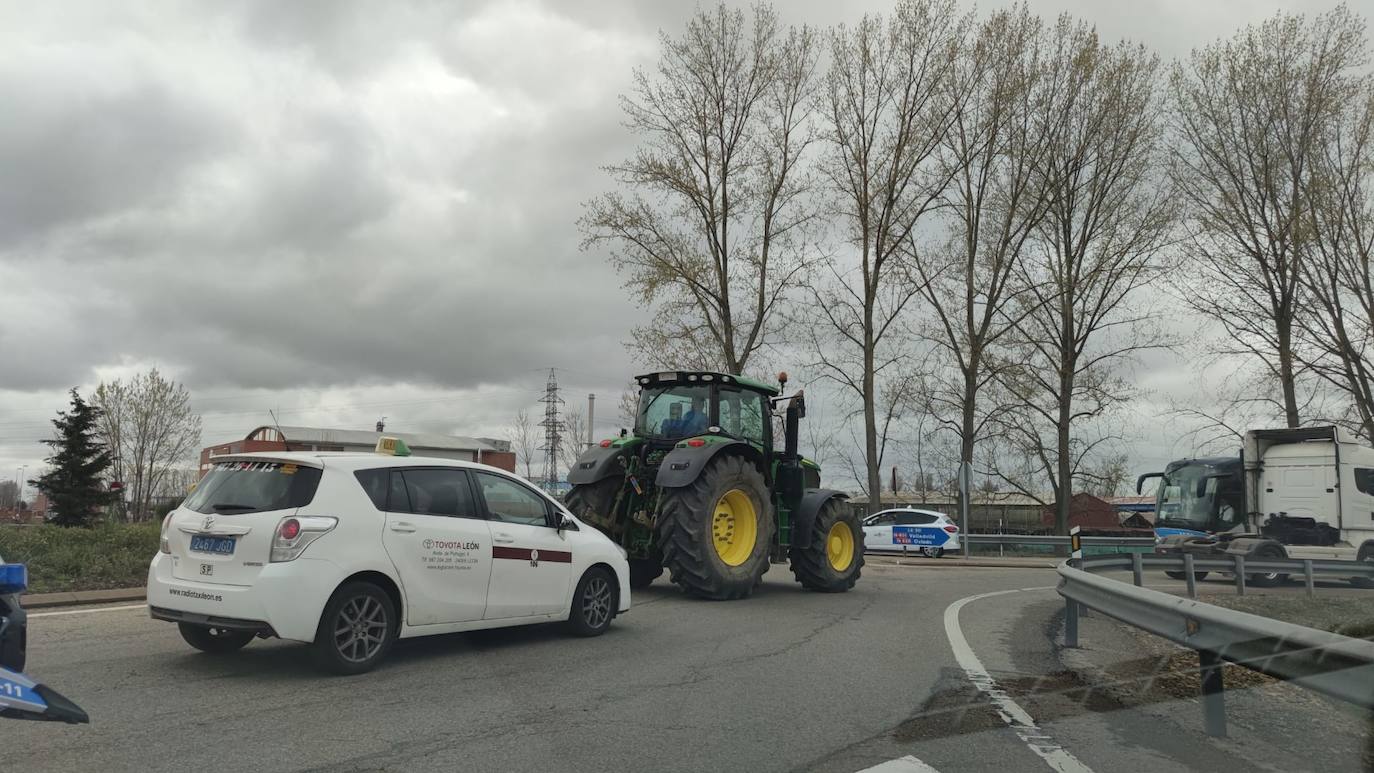 Los transporte leonés rechaza el acuerdo, mantiene las protestas y el taxi y la agricultura se suman. El sector en la provincia de León mantiene activo el paro que mantiene 'movilizado' a cerca de 1.500 camiones. Los transportistas han vuelto a recorrer de nuevo las arterias periféricas de la ciudad. 