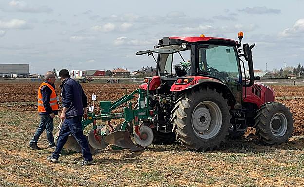 Los tractores trabajando sobre el terreno en un tramo de la competeción que acoge la provincia.