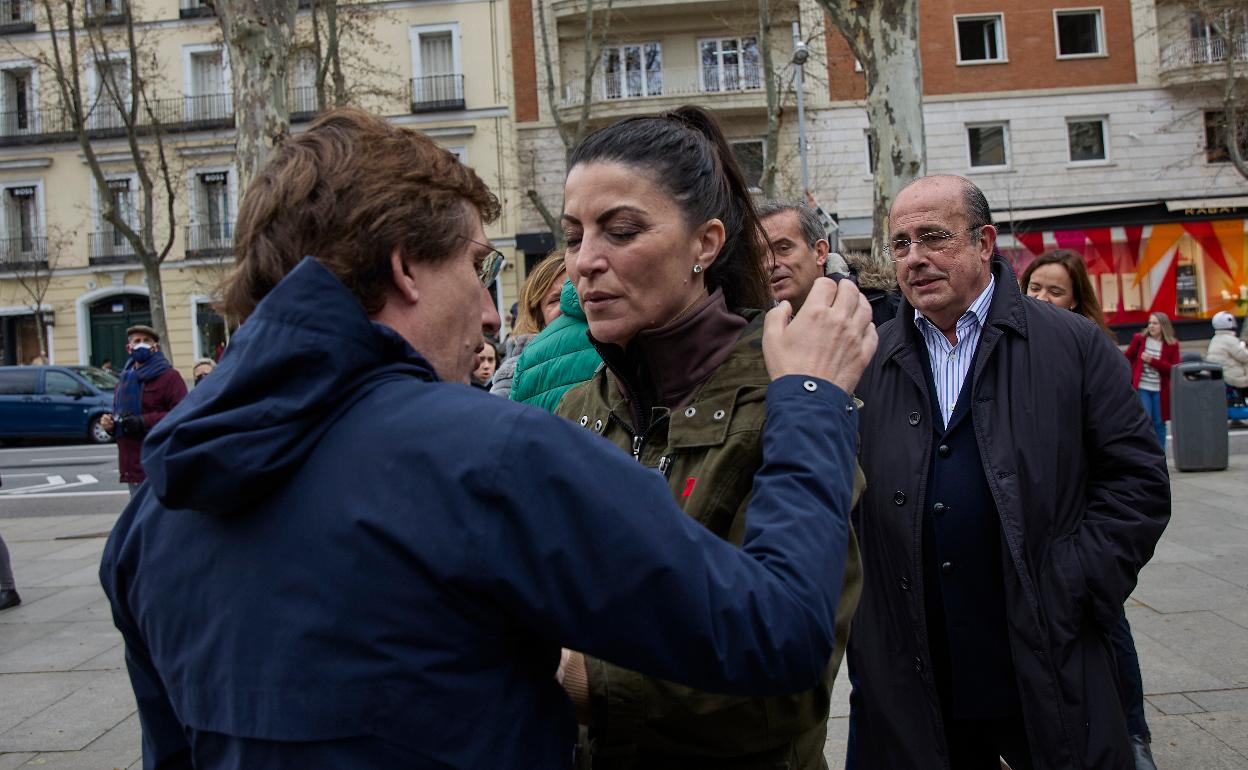 El alcalde de Madrid, José Luis Martínez-Almeida, saluda a la secretaria general de Vox en el Congreso, Macarena Olona, en la manifestación de la AVT en Madrid, este sábado 