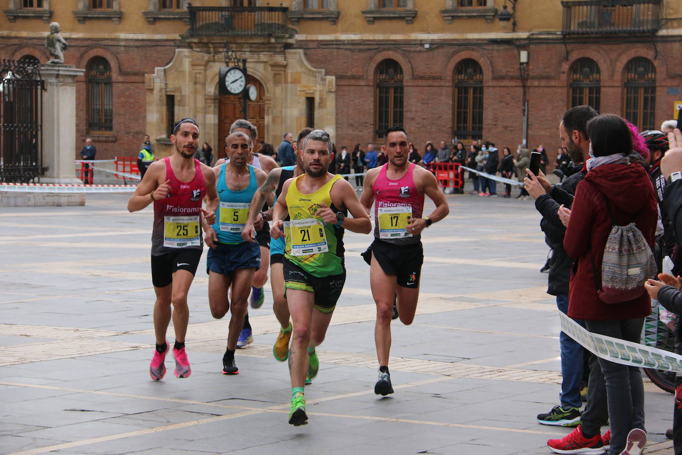 Fotos: Paso junto a la Catedral