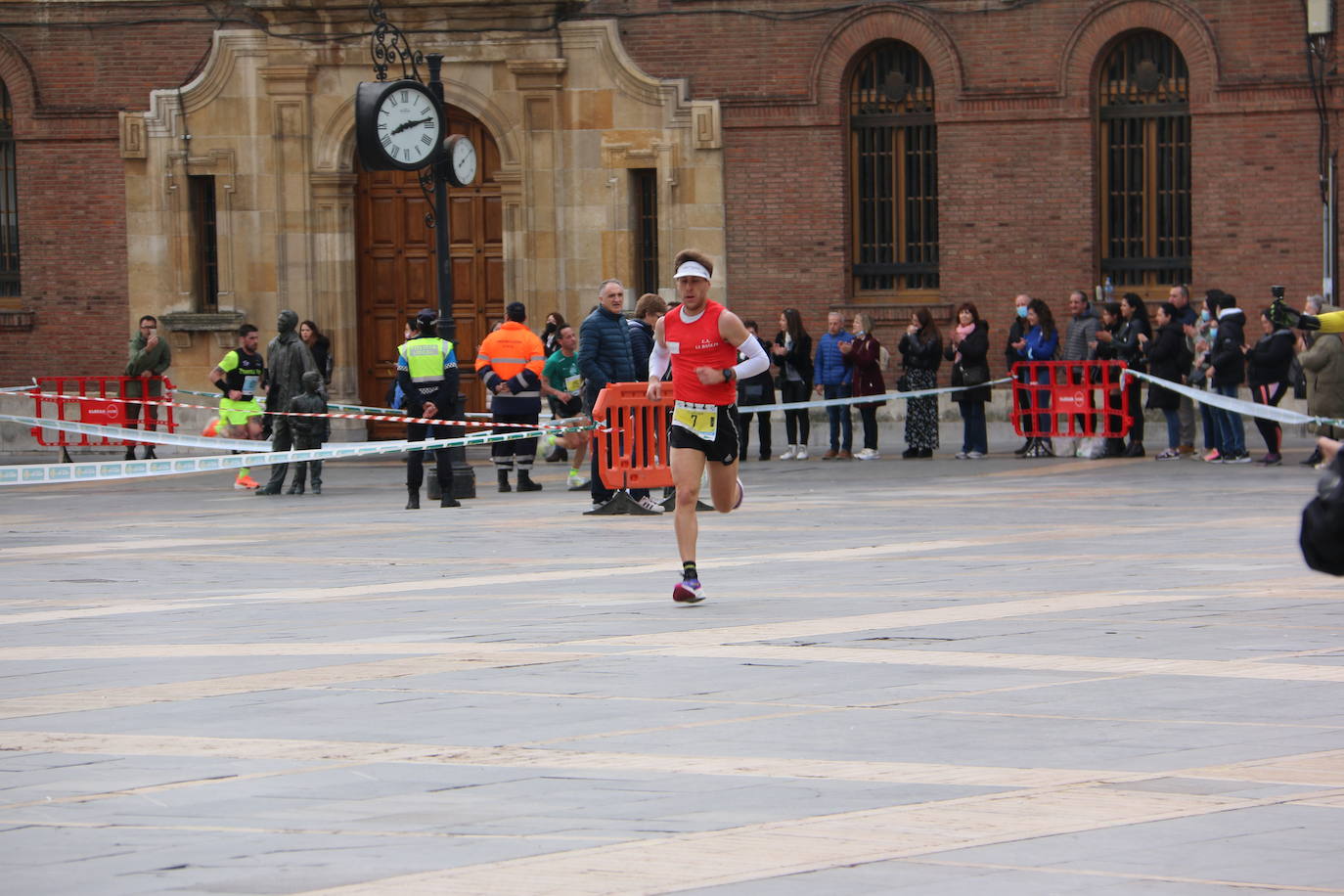 Fotos: Paso junto a la Catedral