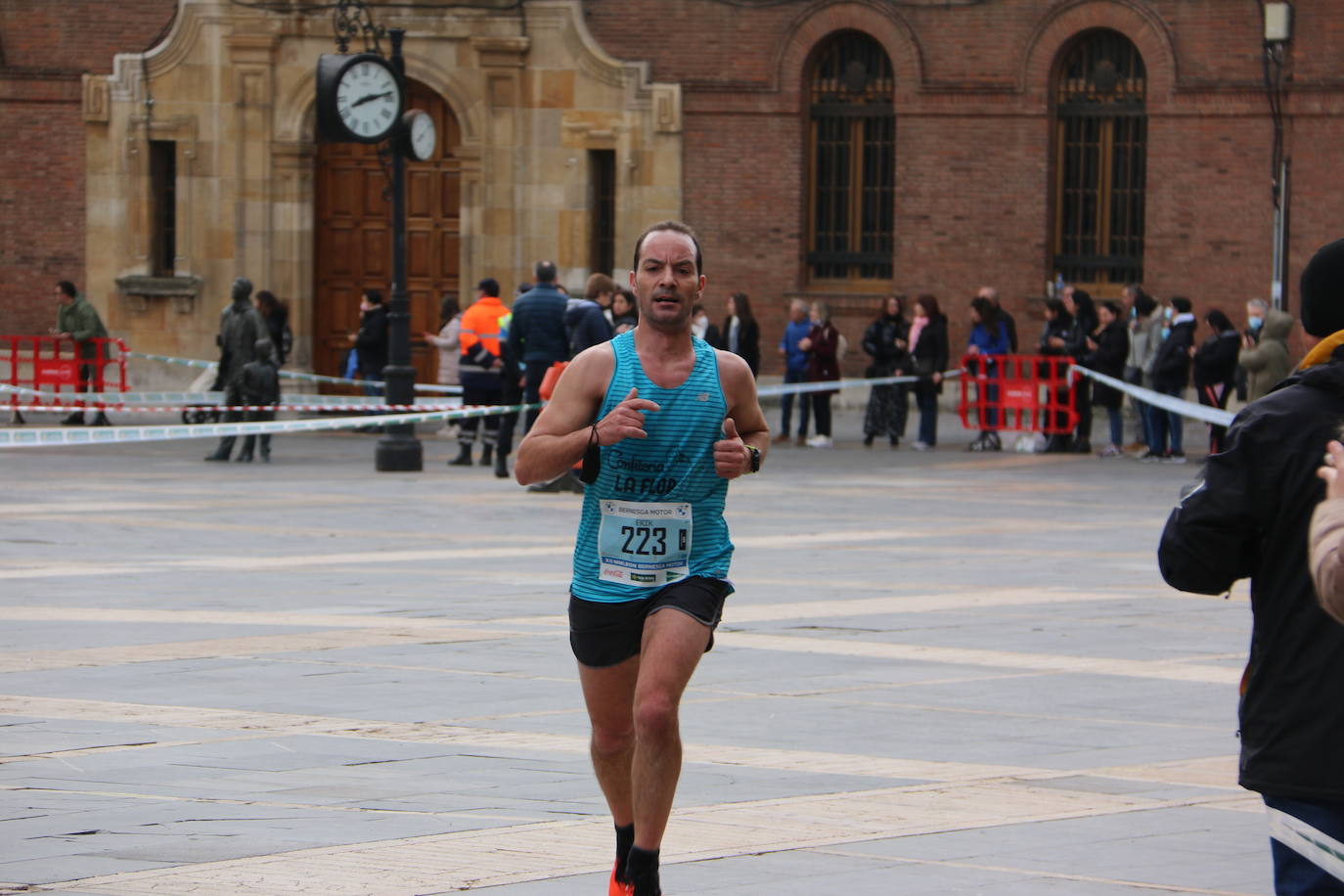 Fotos: Paso junto a la Catedral