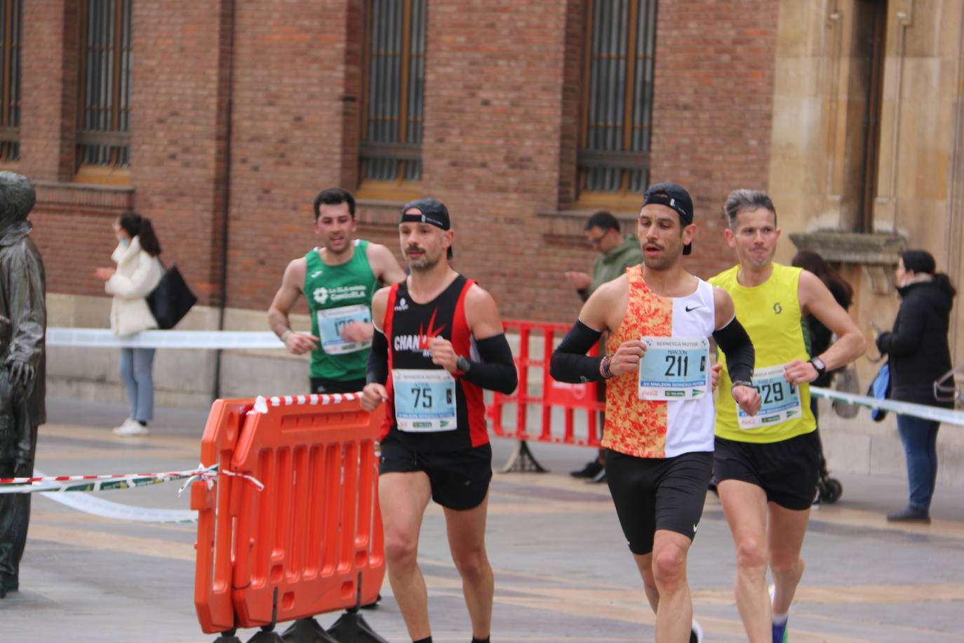 Fotos: Paso junto a la Catedral