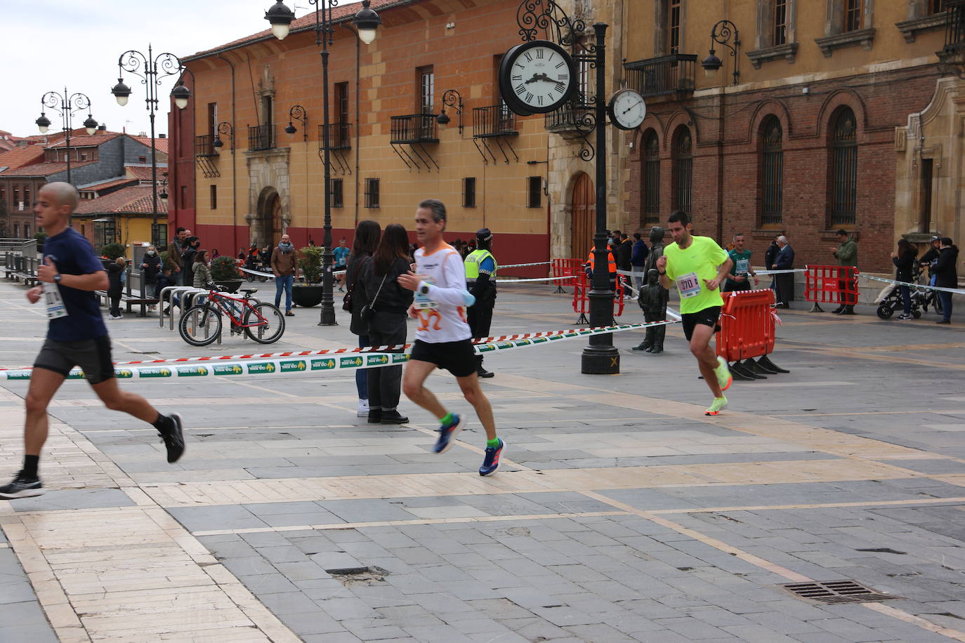 Fotos: Paso junto a la Catedral