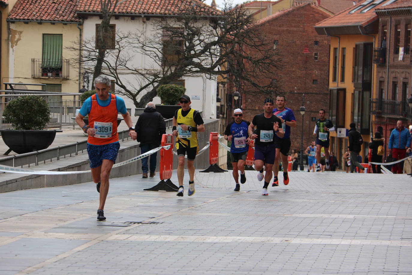 Fotos: Paso junto a la Catedral