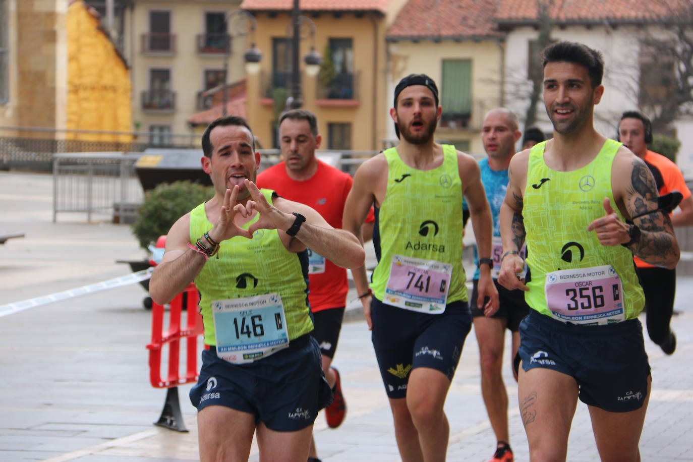 Fotos: Paso junto a la Catedral